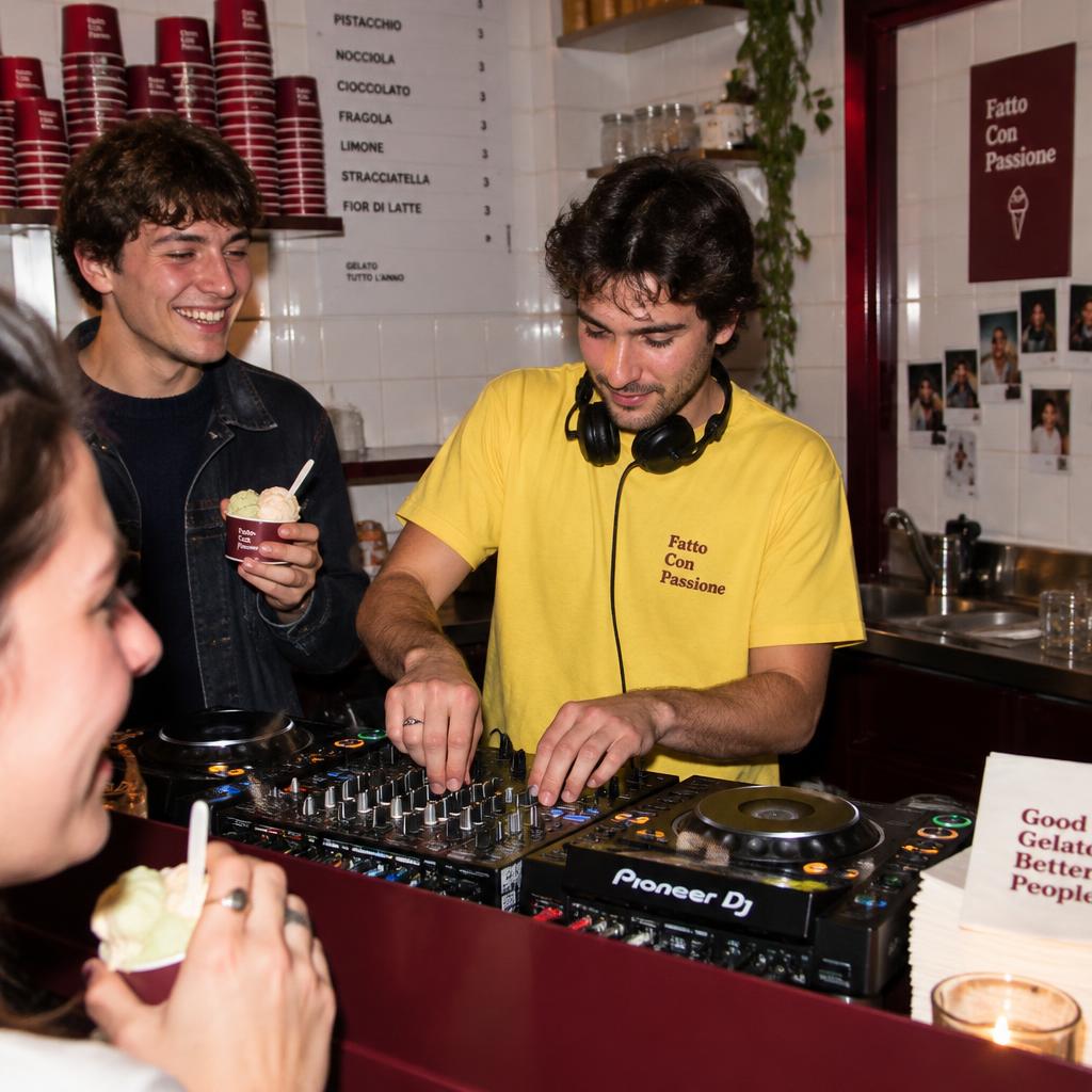 DJ met geel Fatto Con Passione-shirt in de zaak — gegenereerde sfeerfoto