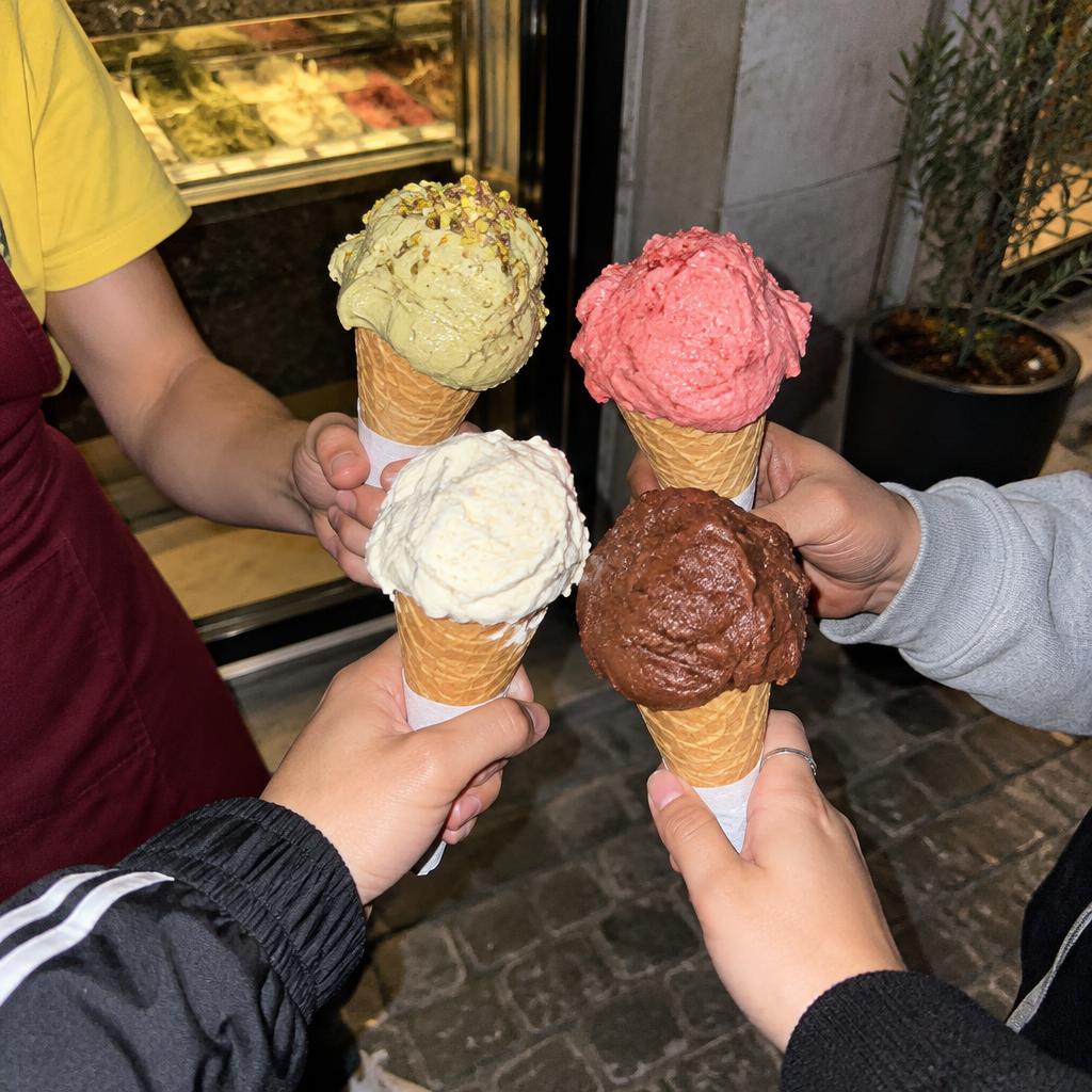Vrienden proosten met gelato — gegenereerde sfeerfoto